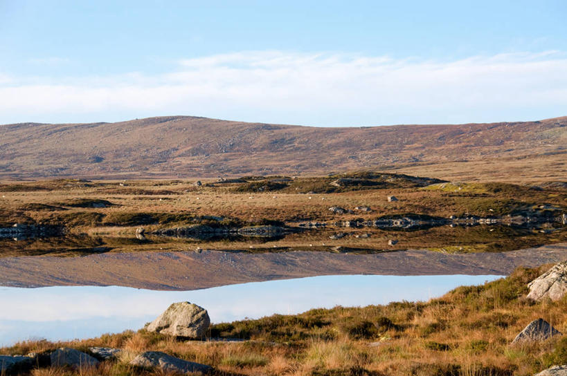 无人,公园,横图,室外,白天,正面,旅游,度假,草地,草坪,湖,湖泊,石头,美景,山,山脉,水,植物,爱尔兰,欧洲,阴影,光线,石子,影子,湖面,景观,山峰,水流,水面,云,云朵,山峦,云彩,娱乐,草,蓝色,绿色,白云,蓝天,天空,阳光,自然,湖水,群山,天,享受,休闲,景色,放松,晴朗,国家公园,西欧,自然风光,爱尔兰共和国,戈尔韦,康诺特省,康尼马拉国家公园,高威郡,戈尔韦郡,石块,岩石,晴空,彩图,高威,郡治