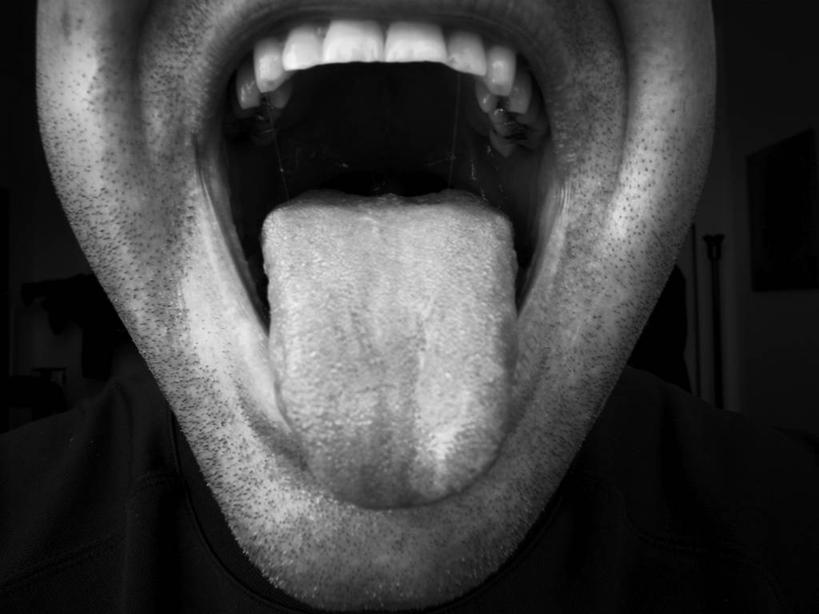 西方人,脸,头,脸颊,胡须,一个人,横图,黑白,室内,特写,白天,正面,失败,欧洲,欧洲人,仅一个男性,仅一个人,仅一个中年男性,黑色背景,服装,沮丧,休闲装,吐舌头,肩膀,衣服,伸舌头,张嘴,休闲,难受,休闲服,吐舌,无奈,摄影,服饰,影棚,失望,悲伤,伤心,喊叫,难过,失落,张大嘴巴,叫喊,颓废,挫败,受挫,落败,落空,错过,失足,失意,失策,失算,颓丧,衰颓,悲哀,懊丧,颓靡,气馁,丧气,败北,挫折,失利,男人,男性,中年男性,白种人,头部,胡子,络腮胡,脸部,脸蛋,面部,张开嘴,半身,影棚拍摄,拍摄