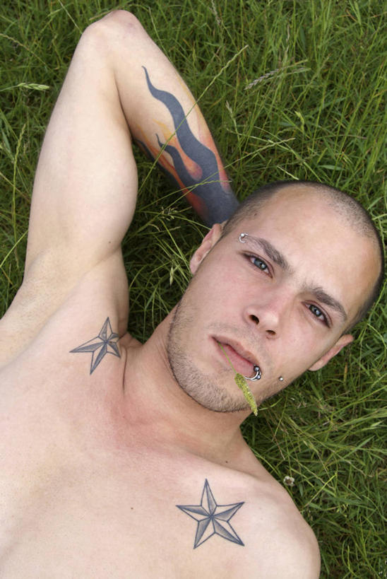 西方人,脸,头,脸颊,手,一个人,躺,举,竖图,俯视,室外,特写,白天,时尚,草地,草坪,植物,欧洲,欧洲人,仅一个男性,仅一个人,仅一个中年男性,抱头,阴影,光线,影子,星星,注视,文化,裸露,纹身,肩膀,装饰品,草,绿色,阳光,饰品,首饰,观察,看,托,星形,手部,个性,信仰,观看,单手,察看,关注,刺青,裸,追求,五角形,想象,唇钉,眉钉,文身,勇气,崇拜,张扬,捧首,捧头,卧着,男人,男性,中年男性,白种人,头部,脸部,脸蛋,面部,五角星,举起,举手,举着,躺着,卧,向上举,向上伸,向上托,半身,彩图,高角度拍摄