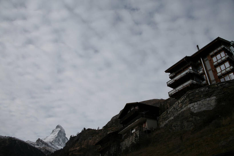 无人,家,横图,室外,白天,仰视,旅游,度假,美景,山,山脉,酒店,瑞士,欧洲,阿尔卑斯山,房屋,屋子,景观,山峰,乌云,云,阴天,云朵,山峦,云彩,娱乐,楼房,住宅,天空,自然,群山,天,享受,休闲,景色,放松,昏暗,阴沉,自然风光,中欧,瑞士联邦,冰川之城,采尔马特,策尔马特,马特洪峰,彩图,低角度拍摄,房子,旅店,马特峰