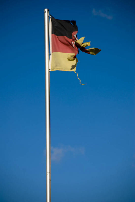 无人,竖图,室外,特写,白天,仰视,旗帜,一面,阴影,破旧,陈旧,光线,影子,旗子,蓝色,蓝天,天空,阳光,天,晴朗,残破,万里无云,旌旗,旗号,晴空,晴空万里,彩图,低角度拍摄