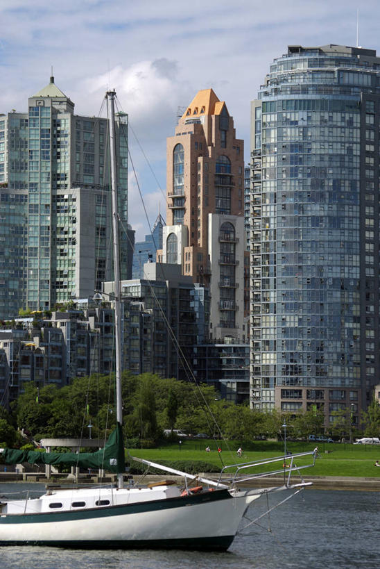 无人,高楼大厦,码头,竖图,室外,白天,正面,度假,草地,草坪,海浪,海洋,美景,植物,城市风光,城市,大厦,港口,建筑,轮船,摩天大楼,船,加拿大,阴影,电力,光线,电线,电线杆,线,影子,景观,浪花,云,云朵,电能,线路,云彩,娱乐,草,树,树木,蓝色,绿色,白云,蓝天,天空,阳光,自然,海水,交通工具,天,享受,休闲,景色,放松,生长,晴朗,成长,电,电源,北美,北美洲,载具,美洲,能量,海景,北亚美利加洲,亚美利加洲,卑诗省,不列颠哥伦比亚,不列颠哥伦比亚省,温哥华,大海,风浪,海,海水的波动,近岸浪,涌浪,晴空,彩图,摆渡口,埠头,大楼,渡口,渡头,港湾,高层建筑,高楼,海港,货运码头,口岸,摩天楼,商港,福溪,卑斯省