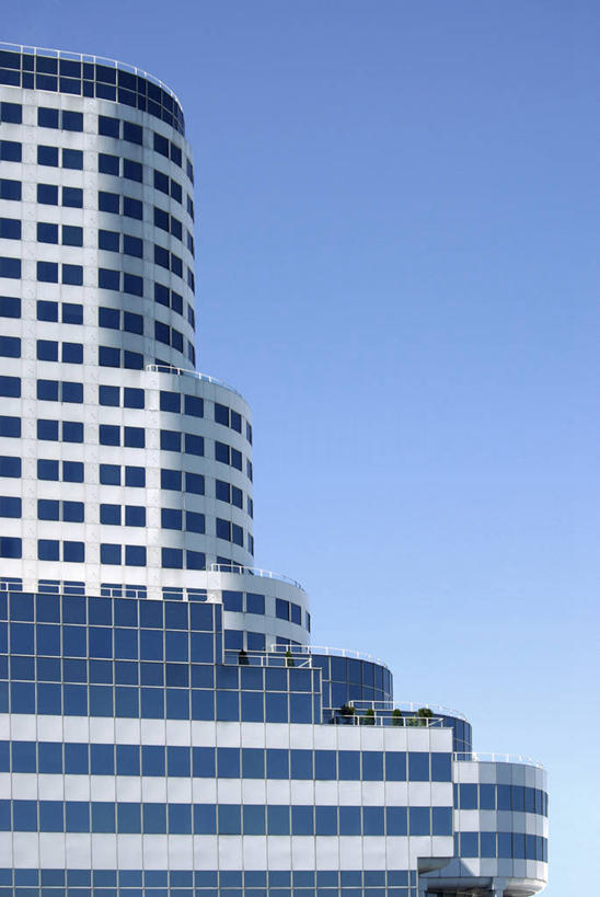 无人,高楼大厦,竖图,室外,白天,仰视,旅游,度假,窗户,标志建筑,大厦,地标,建筑,酒店,摩天大楼,加拿大,一排,许多,阴影,整齐,并列,并排,光线,影子,很多,娱乐,建设,玻璃窗,排列,蓝色,蓝天,天空,阳光,天,享受,休闲,旅游胜地,放松,晴朗,北美,北美洲,队列,美洲,平行,万里无云,北亚美利加洲,亚美利加洲,卑诗省,不列颠哥伦比亚,不列颠哥伦比亚省,温哥华,晴空,晴空万里,彩图,低角度拍摄,大楼,高层建筑,高楼,旅店,摩天楼,卑斯省,泛太平洋酒店