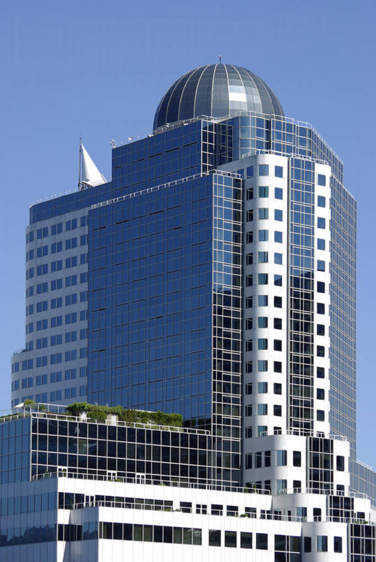 无人,高楼大厦,竖图,室外,白天,仰视,旅游,度假,植物,窗户,标志建筑,大厦,地标,建筑,酒店,摩天大楼,加拿大,一排,许多,阴影,整齐,并列,并排,光线,影子,很多,娱乐,建设,玻璃窗,排列,蓝色,绿色,蓝天,天空,阳光,自然,天,享受,休闲,旅游胜地,放松,生长,晴朗,成长,北美,北美洲,队列,美洲,平行,万里无云,北亚美利加洲,亚美利加洲,卑诗省,不列颠哥伦比亚,不列颠哥伦比亚省,温哥华,晴空,晴空万里,彩图,低角度拍摄,大楼,高层建筑,高楼,旅店,摩天楼,卑斯省,泛太平洋酒店