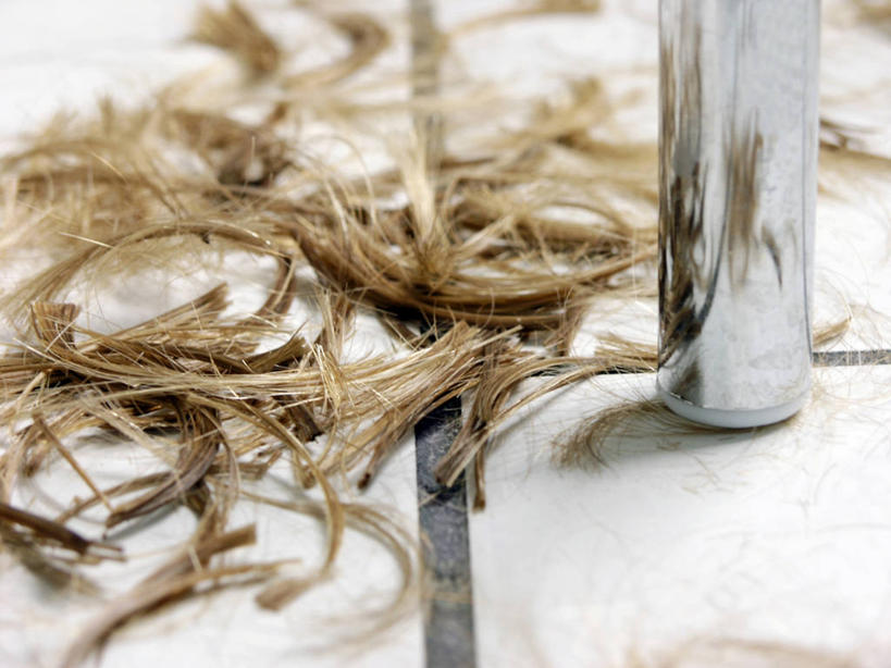 头发,无人,商店,横图,俯视,室内,特写,白天,静物,阴影,反射,瓷砖,地砖,影子,地面,凌乱,商铺,金色,理发店,混乱,美发店,美容店,市肆,商号,纷乱,缭乱,庞杂,彩图,高角度拍摄,店铺