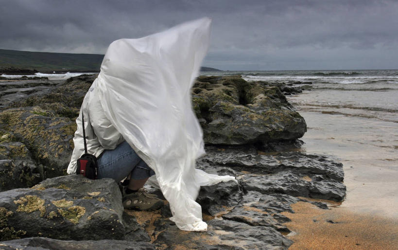 西方人,一个人,坐,横图,室外,白天,侧面,旅游,度假,海浪,海洋,石头,美景,沙滩,城市,挪威,欧洲,欧洲人,仅一个年轻女性,仅一个女性,仅一个人,服装,装饰,沙子,石子,丝巾,海岸,景观,浪花,乌云,云,阴天,云朵,沙地,云彩,休闲装,娱乐,衣服,天空,自然,海水,天,享受,休闲,休闲服,景色,放松,服饰,华丽,点缀,昏暗,阴沉,斯堪的纳维亚,自然风光,北欧,斯堪的那维亚,斯堪的那维亚半岛,斯堪的纳维亚半岛,海景,衬托,美观,雅致,雅观,挪威王国,阿克什胡斯,阿克什胡斯郡,年轻女性,女人,女性,白种人,大海,风浪,海,海水的波动,海滩,近岸浪,石块,岩石,涌浪,坐着,彩图,全身,巴伦