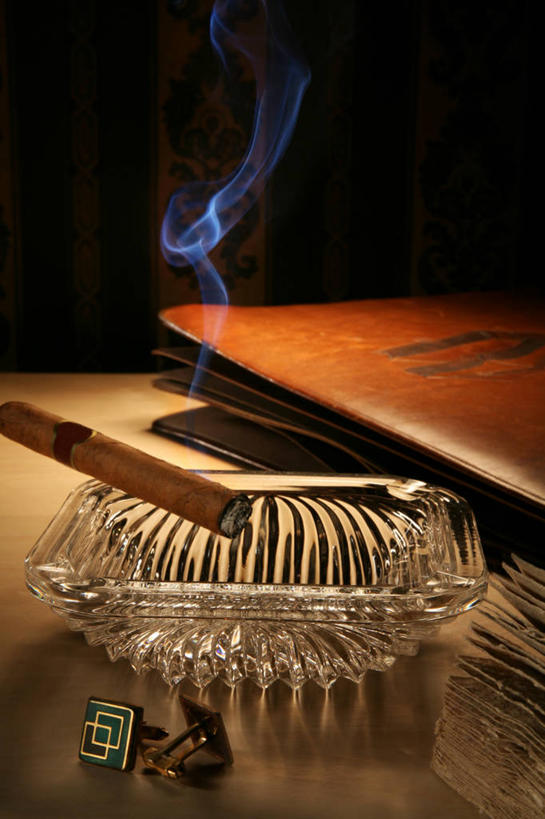 无人,竖图,俯视,室内,特写,白天,桌面,桌子,静物,香烟,玻璃,阴影,朦胧,模糊,反射,木制,包,公文包,影子,木桌,烟雾,纽扣,玻璃制品,木制品,享受,雪茄,烟,公事包,烟灰缸,钮扣,烟碟,烟盅,淡定,从容,烟草,彩图,高角度拍摄,袖扣,木桌子