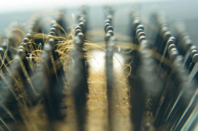 头发,无人,横图,俯视,室内,特写,白天,静物,一把,朦胧,模糊,梳子,日用品,金色,美发用品,彩图,高角度拍摄