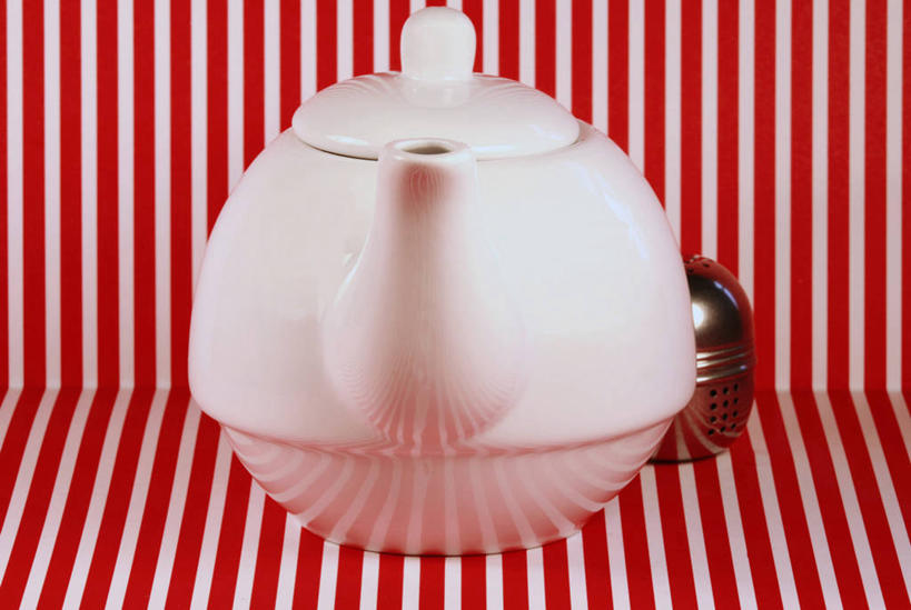 无人,横图,室内,特写,白天,正面,静物,阴影,条纹,反射,布料,壶,影子,陶瓷,陶瓷制品,布纹,水壶,桌布,一个,红色,白色,餐巾,茶壶,容器,台布,单个,餐桌布,彩图