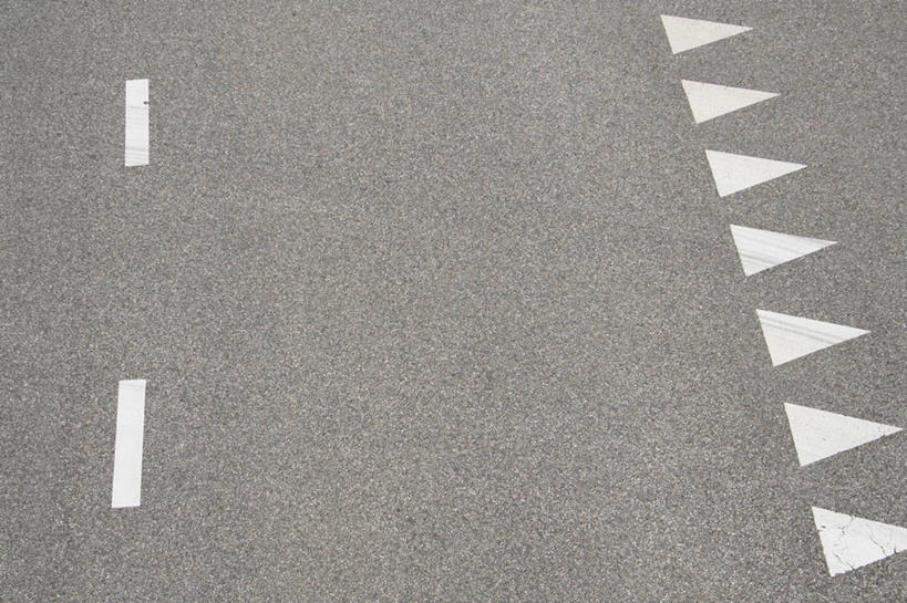无人,横图,俯视,室外,白天,道路,路,公路,一排,整齐,分界线,停车线,交通,方向,箭头,排列,白色,车行道,车行道分界线,指向,队列,标线,车行线,簇,马路,彩图,高角度拍摄