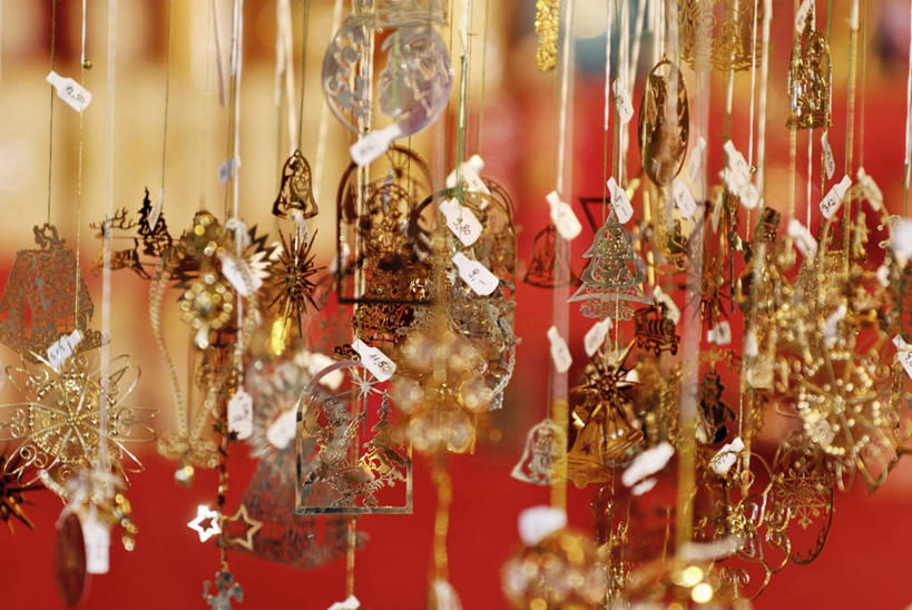 无人,横图,室内,特写,白天,正面,静物,圣诞节,一排,吊挂,悬挂,节日,朦胧,模糊,庆祝,整齐,装饰,标签,挂,文化,装饰品,排列,装饰物,庆典,价格,纪念,华丽,修饰,点缀,队列,饰物,衬托,美观,雅致,雅观,彩图