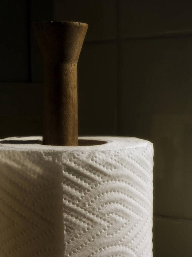 无人,竖图,室内,特写,白天,正面,厨房,生活用品,静物,阴影,反射,影子,纸,墙,墙壁,墙面,白色,纸巾,日用品,卫生纸,生活用纸,彩图,灶间