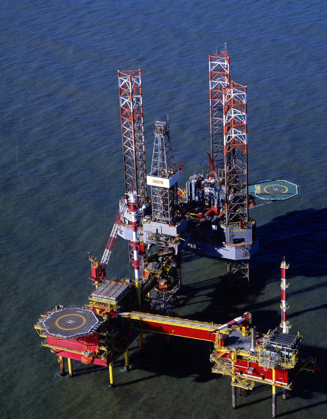 无人,竖图,俯视,航拍,室外,白天,旅游,度假,海浪,海洋,美景,阴影,光线,影子,景观,浪花,娱乐,阳光,自然,海水,享受,休闲,景色,放松,鸟瞰,自然风光,油井,钻井,海景,钻井平台,大海,风浪,海,海水的波动,近岸浪,涌浪,彩图,高角度拍摄