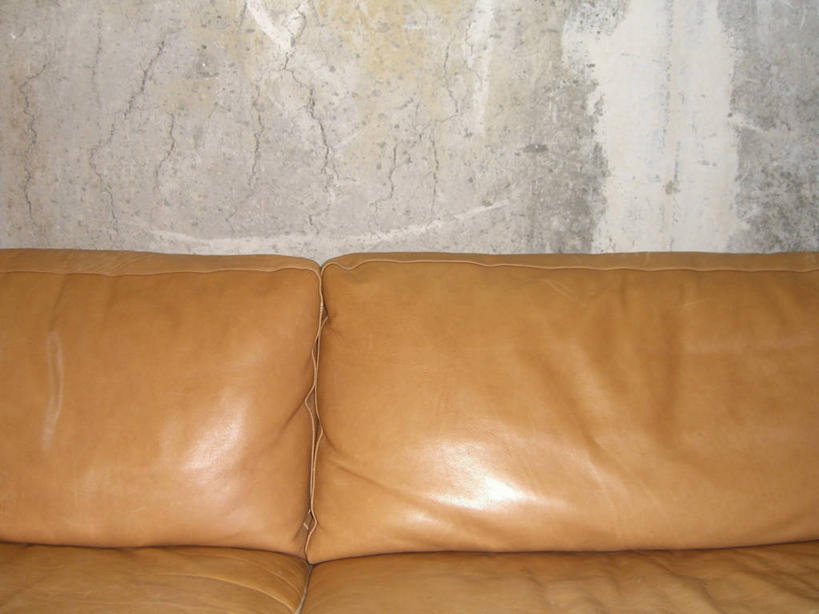 无人,客厅,横图,室内,特写,白天,正面,沙发,阴影,反射,影子,墙,墙壁,墙面,起居室,客堂,彩图,皮沙发