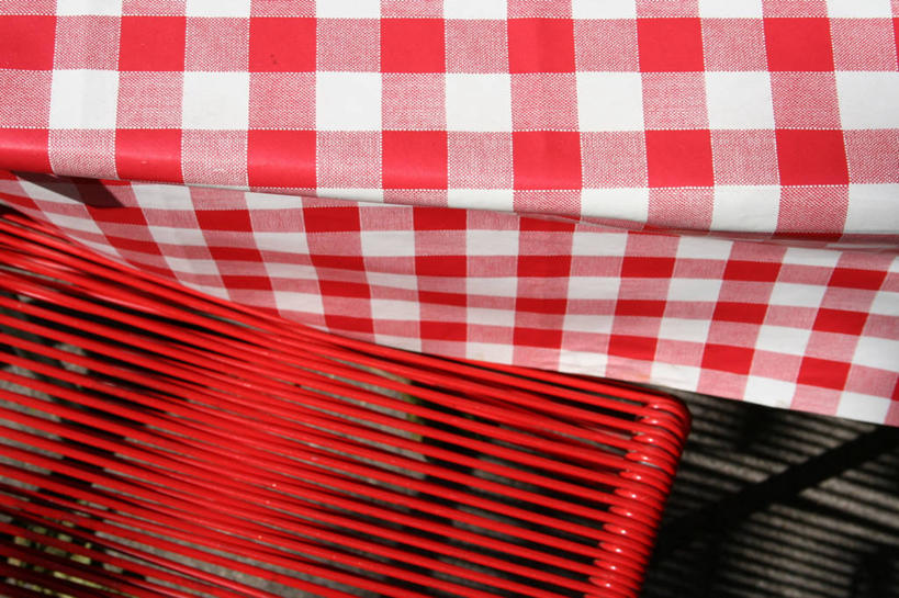 无人,横图,俯视,室外,特写,白天,餐桌,桌子,静物,椅子,阴影,光线,布料,方格,格子,影子,塑料,布纹,桌布,红色,阳光,餐巾,塑料制品,台布,餐台,餐桌布,彩图,高角度拍摄
