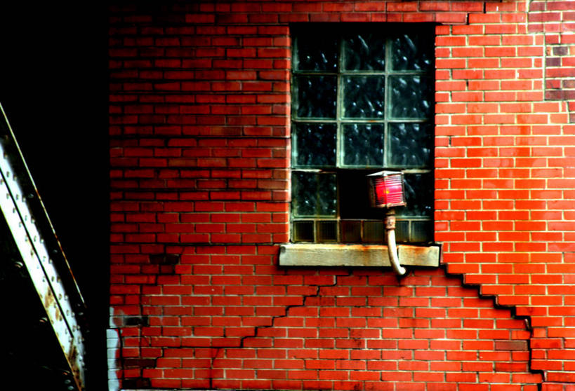 无人,家,横图,室外,白天,正面,建材,窗户,建筑,纹路,材料,纹理,砖,砖块,房屋,墙,屋子,公寓,破坏,洋房,楼房,破损,玻璃窗,墙壁,墙面,住宅,砖头,建造,红砖,损坏,肌理,石料,彩图,房子,砌墙砖