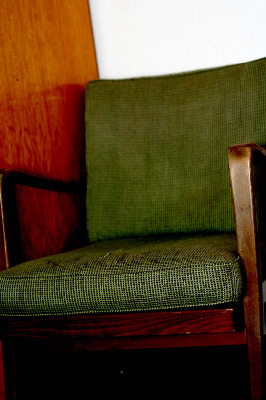 无人,竖图,室内,白天,正面,靠垫,静物,椅子,阴影,反射,影子,墙,靠枕,墙壁,墙面,绿色,垫子,枕头,彩图