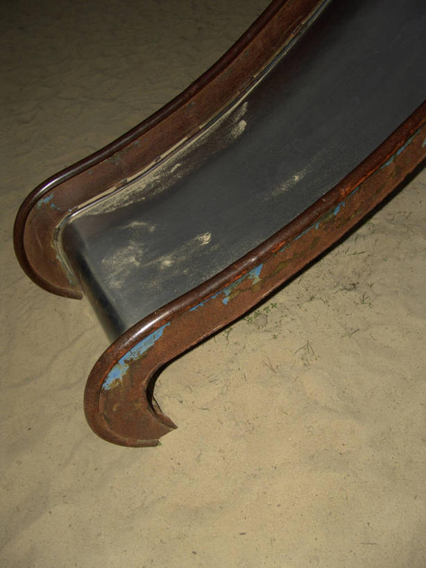 无人,游乐园,竖图,俯视,室外,白天,游戏,游乐场,玩具,生锈,玩,娱乐,运动器械,休闲,滑滑梯,滑梯,益智,活动,腐蚀,侵蚀,发泄,消遣,智力,宣泄,乐园,主题公园,腐化,锈迹斑斑,玩耍,嬉戏,彩图,高角度拍摄,人造公园,主题乐园