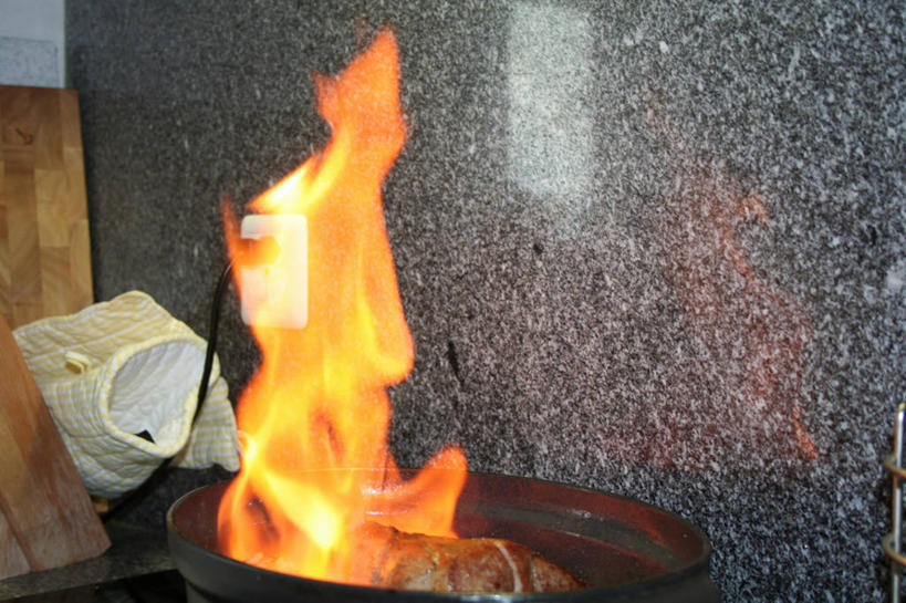 无人,横图,室内,特写,白天,正面,烹饪,热情,厨房,厨具,火,阴影,反射,炖锅,锅子,火焰,影子,陶瓷,墙,陶瓷制品,燃烧,锅,墙壁,墙面,锅具,烹饪用具,烹调用具,烹调,彩图,灶间