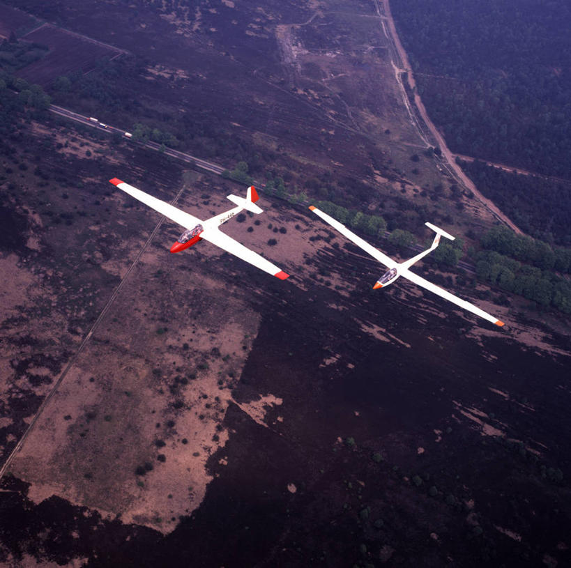 无人,横图,俯视,航拍,室外,白天,旅游,度假,草地,草坪,美景,植物,飞机,飞翔,阴影,飞行,光线,影子,景观,交通,翱翔,娱乐,航空,飞,草,树,树木,绿色,阳光,自然,滑翔机,交通工具,享受,休闲,景色,放松,运输,生长,成长,鸟瞰,自然风光,载具,两架,彩图,高角度拍摄