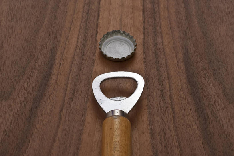 无人,横图,室内,特写,白天,正面,桌面,桌子,静物,阴影,反射,木制,开瓶器,影子,木桌,开瓶,一个,木制品,瓶盖,单个,开启,启瓶器,瓶启,彩图,木桌子,酒具