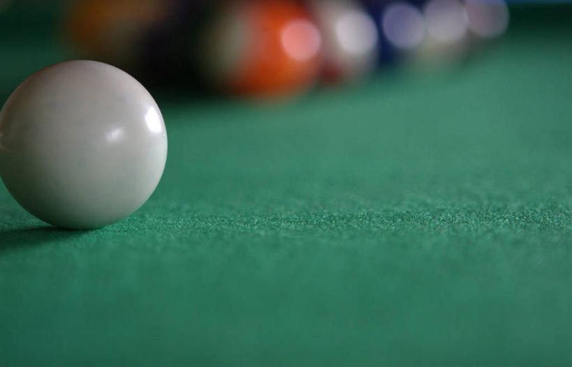 无人,横图,室外,特写,白天,正面,台球,桌面,桌子,静物,撞球,阴影,朦胧,模糊,反射,球杆,影子,运动器械,彩球,一个,绿色,白色,健身器械,单个,台球桌,健身器材,斯诺克,斯诺克球,斯诺克台球,桌球,彩图,运动器材