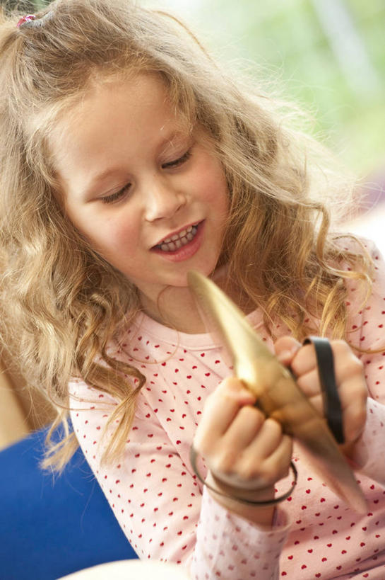 西方人,儿童,一个人,坐,笑,微笑,露齿笑,竖图,室内,白天,正面,纯洁,窗户,欧洲,欧洲人,仅一个女性,仅一个人,握,阴影,服装,朦胧,模糊,反射,影子,钹,乐器,注视,休闲装,玻璃窗,一个,小孩,衣服,粉色,低头,观察,看,仅一个小孩,休闲,休闲服,可爱,童年,童趣,握着,服饰,单个,观看,打击乐器,察看,铙钹,铜钹,关注,童真,烂漫,无邪,天真,女孩,女人,女性,白种人,孩子,坐着,半身,彩图,女生