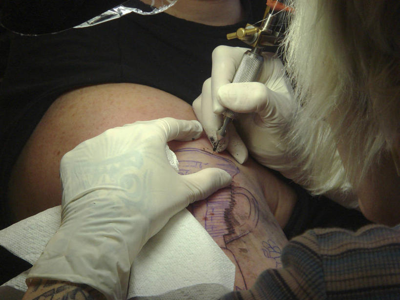 西方人,头,手,两个人,站,横图,室外,特写,白天,时尚,机器,生活用品,金属制品,欧洲,欧洲人,双手,握,阴影,服装,光线,金属,工具,器材,影子,纸,灯光,休闲装,文化,纹身,顾客,肩膀,一个,背面,衣服,手套,纸巾,日用品,站着,休闲,手部,休闲服,机械,橡胶,个性,搭,握着,服饰,信仰,单个,卫生纸,搭着,刺青,追求,橡胶手套,想象,橡胶制品,医用手套,文身,勇气,崇拜,张扬,主顾,生活用纸,女人,女性,中年女性,白种人,头部,站立,半身,彩图,纹身枪