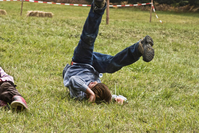 西方人,儿童,两个人,伙伴,朋友,躺,伸展双臂,横图,室外,白天,正面,友谊,纯洁,草地,草坪,植物,欧洲,欧洲人,弯腰,阴影,服装,裤子,光线,影子,牛仔裤,休闲装,草,小孩,衣服,绿色,阳光,休闲,休闲服,可爱,童年,童趣,服饰,童真,烂漫,无邪,弯身,卧着,天真,友情,男孩,男人,男性,白种人,敞开双臂,伸开双臂,躺着,卧,展开双肩,张开手臂,张开双臂,半身,彩图,男生