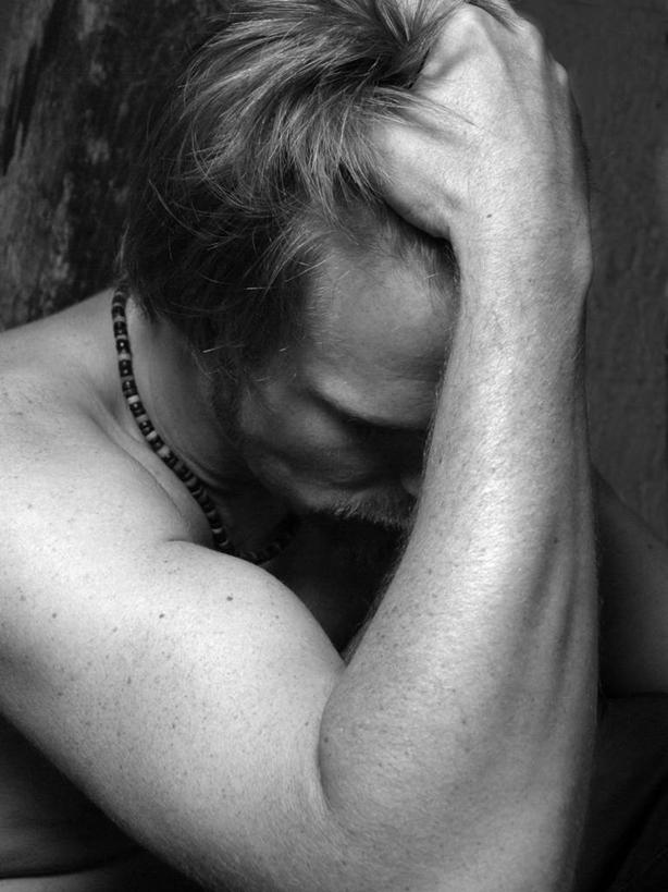 西方人,一个人,坐,竖图,黑白,室内,白天,正面,项链,欧洲,欧洲人,仅一个男性,仅一个人,仅一个中年男性,抱头,阴影,反射,影子,裸露,装饰品,饰品,首饰,低头,赤裸,裸,垂头,捧首,捧头,男人,男性,中年男性,白种人,坐着,半身