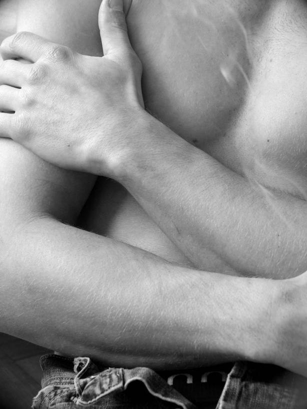 西方人,一个人,竖图,俯视,黑白,室内,白天,欧洲,欧洲人,仅一个男性,仅一个人,阴影,反射,影子,裸露,仅一个年轻男性,搭,赤裸,搭着,裸,男人,男性,年轻男性,白种人,半身,高角度拍摄