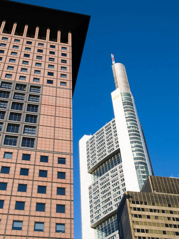 无人,高楼大厦,竖图,室外,白天,仰视,旅游,度假,窗户,落地窗,标志建筑,大厦,地标,建筑,摩天大楼,德国,欧洲,许多,阴影,光线,影子,很多,娱乐,建设,玻璃窗,排列,蓝色,蓝天,天空,阳光,天,享受,休闲,旅游胜地,放松,晴朗,西欧,队列,万里无云,德意志联邦共和国,法兰克福,法兰克福市,黑森州,德国商业银行,晴空,晴空万里,彩图,低角度拍摄,大楼,高层建筑,高楼,摩天楼