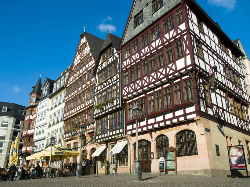 西方人,家,坐,横图,室外,白天,仰视,度假,美景,桌子,城市风光,城市,道路,路,椅子,德国,欧洲,欧洲人,行人,游客,游人,阴影,服装,光线,伞,影子,雨伞,遮阳伞,房屋,屋子,景观,云,云朵,小路,交通,许多人,云彩,茶几,休闲装,娱乐,阳伞,楼房,路人,旅客,住宅,衣服,蓝色,白云,蓝天,天空,阳光,天,一群人,享受,休闲,休闲服,景色,放松,服饰,晴朗,太阳伞,西欧,德意志联邦共和国,法兰克福,法兰克福市,黑森州,过客,男人,男性,年轻男性,年轻女性,女人,女性,白种人,晴空,坐着,半身,彩图,低角度拍摄,房子