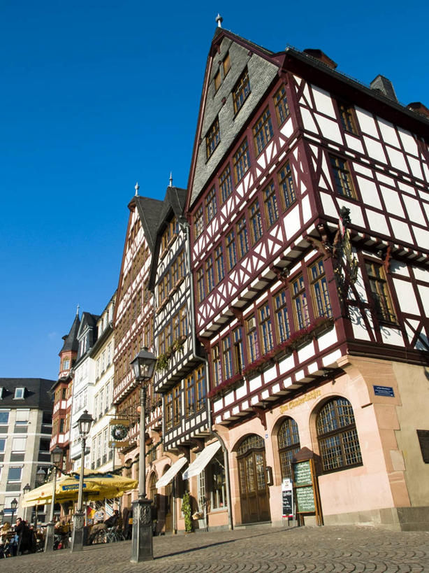 西方人,家,坐,竖图,室外,白天,仰视,度假,美景,桌子,城市风光,城市,道路,路,椅子,德国,欧洲,欧洲人,行人,游客,游人,阴影,服装,光线,伞,影子,雨伞,遮阳伞,房屋,屋子,景观,云,云朵,小路,交通,许多人,云彩,茶几,休闲装,娱乐,阳伞,楼房,路人,旅客,住宅,衣服,蓝色,白云,蓝天,天空,阳光,天,一群人,享受,休闲,休闲服,景色,放松,服饰,晴朗,太阳伞,西欧,德意志联邦共和国,法兰克福,法兰克福市,黑森州,过客,男人,男性,年轻男性,年轻女性,女人,女性,白种人,晴空,坐着,半身,彩图,低角度拍摄,房子