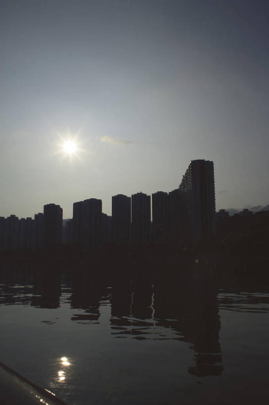 无人,高楼大厦,竖图,室外,白天,正面,度假,办公楼,河流,美景,水,城市风光,城市,大厦,建筑,摩天大楼,写字楼,香港,中国,亚洲,阴影,波纹,光线,影子,河水,景观,水流,涟漪,背光,娱乐,蓝色,倒影,蓝天,水纹,天空,阳光,楼宇,波浪,天,享受,休闲,商务楼,景色,放松,晴朗,港,倒映,逆光,东亚,新界,万里无云,香港特别行政区,港澳台,中华人民共和国,水晕,反照,沙田区,沙田,晴空,晴空万里,彩图,大楼,高层建筑,高楼,摩天楼,城门河