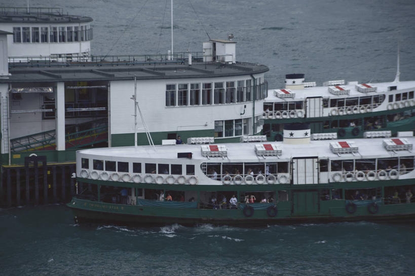 东方人,码头,站,横图,俯视,室外,白天,度假,海浪,海洋,美景,城市风光,城市,港口,轮船,船,香港,中国,亚洲,行人,游客,游人,服装,景观,浪花,许多人,注视,休闲装,黄种人,娱乐,路人,旅客,衣服,海水,交通工具,观察,看,站着,一群人,享受,休闲,休闲服,景色,放松,服饰,观看,港,察看,关注,载具,海景,东亚,九龙,尖沙咀,香港特别行政区,港澳台,中华人民共和国,九龙半岛,过客,油尖旺区,尖沙嘴,男人,男性,年轻男性,年轻女性,女人,女性,亚洲人,大海,风浪,海,海水的波动,近岸浪,涌浪,站立,半身,彩图,高角度拍摄,摆渡口,埠头,渡口,渡头,港湾,海港,货运码头,口岸,商港,尖沙咀天星码头