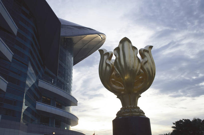 无人,高楼大厦,横图,室外,白天,仰视,度假,美景,植物,城市风光,城市,大厦,建筑,摩天大楼,雕塑,香港,中国,亚洲,阴影,艺术,装饰,光线,雕刻,雕像,影子,景观,云,云朵,云彩,娱乐,建设,树,树木,蓝色,绿色,白云,蓝天,天空,阳光,自然,工艺品,天,享受,休闲,景色,放松,生长,晴朗,成长,纪念,美术,港,主题,陈列,东亚,香港会议展览中心,湾仔,金紫荆广场,香港特别行政区,港澳台,中华人民共和国,功能,美学,湾仔区,金紫荆花广场,香港会展中心,香港金紫荆广场,晴空,彩图,低角度拍摄,大楼,高层建筑,高楼,摩天楼