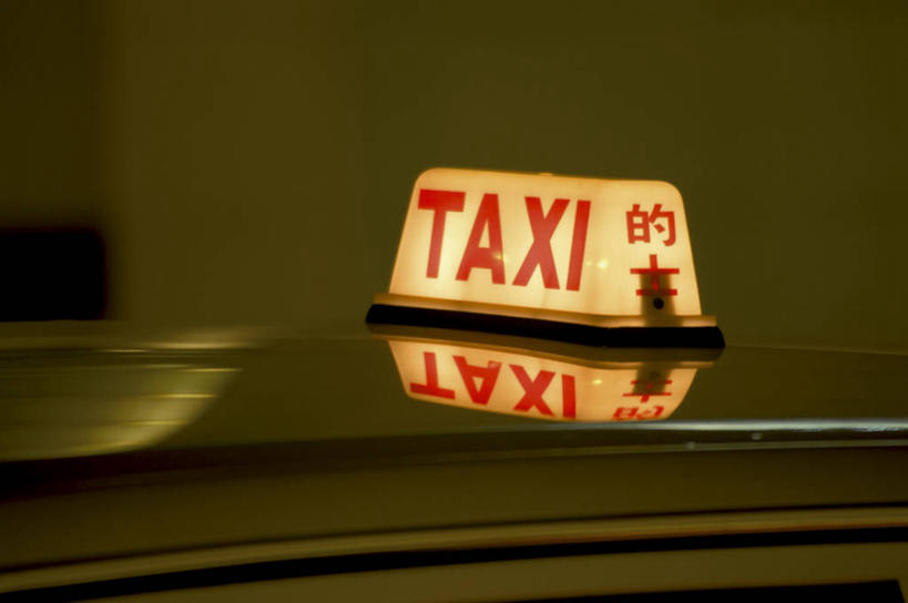 无人,横图,室外,特写,夜晚,正面,出租车,汽车,照明,阴影,光线,英文,标志,文字,影子,字符,字母,灯光,标识,车,灯,灯具,交通工具,轿车,英文字母,照亮,照明设备,载具,的士,计程车,出租车顶灯,出租车广告顶灯,汽车顶灯,彩图