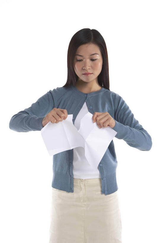 东方人,一个人,商务人士,商务女性,站,竖图,室内,白天,白色背景,正面,亚洲,仅一个年轻女性,仅一个女性,仅一个人,握,套装,服装,材料,档案,文件,纸,撕裂,拿,拿着,注视,休闲装,黄种人,衣服,蓝色,手稿,资料,低头,观察,看,站着,休闲,休闲服,握着,摄影,服饰,影棚,观看,证明,察看,关注,文档,商务装,工薪阶层,垂头,年轻女性,女人,女性,亚洲人,白领,上班族,站立,半身,彩图,影棚拍摄,拍摄,扯破