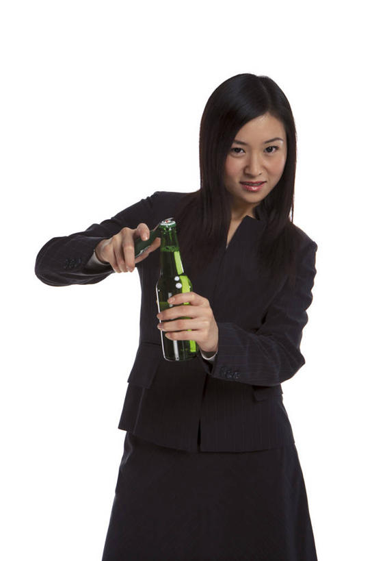 啤酒,东方人,一个人,商务人士,商务女性,站,竖图,室内,白天,白色背景,正面,亚洲,仅一个年轻女性,仅一个女性,仅一个人,握,套装,开瓶器,酒类,开瓶,拿,拿着,注视,黄种人,玻璃制品,酒,酒瓶,饮料,一个,玻璃瓶,瓶子,观察,看,站着,啤酒瓶,握着,摄影,影棚,单个,观看,察看,开启,关注,商务装,启瓶器,工薪阶层,瓶启,啤酒开,啤酒开瓶器,啤酒瓶启,年轻女性,女人,女性,亚洲人,白领,上班族,站立,半身,彩图,影棚拍摄,拍摄,酒具