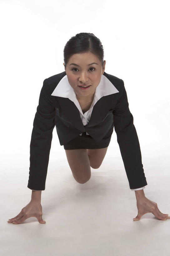 东方人,一个人,商务人士,商务女性,俯卧撑,竖图,室内,白天,白色背景,正面,亚洲,仅一个年轻女性,仅一个女性,仅一个人,撑,套装,注视,黄种人,观察,看,摄影,影棚,观看,察看,撑着,关注,商务装,工薪阶层,年轻女性,女人,女性,亚洲人,白领,上班族,伏地挺身,彩图,全身,影棚拍摄,拍摄,掌上压