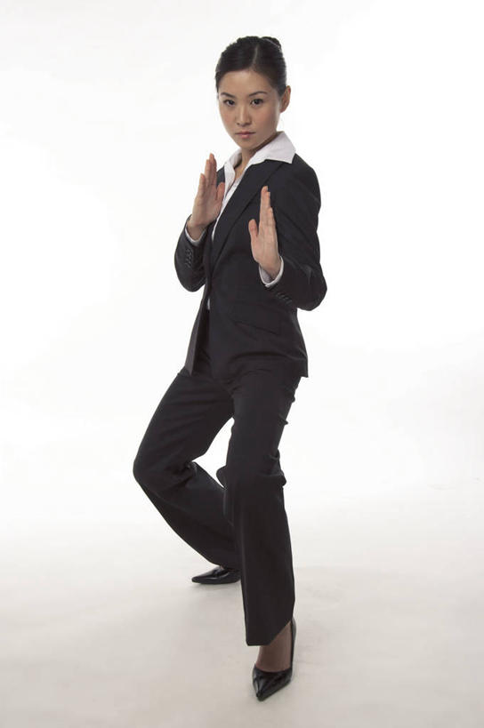 东方人,一个人,商务人士,商务女性,站,竖图,室内,白天,白色背景,侧面,锻炼,运动,武术,亚洲,仅一个年轻女性,仅一个女性,仅一个人,套装,注视,黄种人,观察,看,站着,摄影,影棚,观看,察看,关注,商务装,武打,工薪阶层,武功,体育,年轻女性,女人,女性,亚洲人,白领,上班族,站立,彩图,全身,影棚拍摄,健身,拍摄,武学