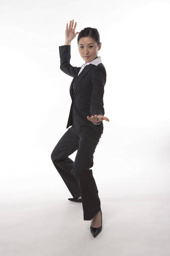 东方人,一个人,商务人士,商务女性,站,竖图,室内,白天,白色背景,侧面,锻炼,运动,武术,亚洲,仅一个年轻女性,仅一个女性,仅一个人,套装,注视,黄种人,观察,看,站着,摄影,影棚,观看,察看,关注,商务装,武打,工薪阶层,武功,体育,年轻女性,女人,女性,亚洲人,白领,上班族,站立,彩图,全身,影棚拍摄,健身,拍摄,武学