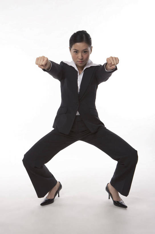 东方人,一个人,商务人士,商务女性,站,蹲,竖图,室内,白天,白色背景,正面,锻炼,运动,武术,亚洲,仅一个年轻女性,仅一个女性,仅一个人,握,套装,注视,黄种人,观察,看,握拳,站着,握着,摄影,影棚,观看,张开双腿,察看,关注,商务装,武打,工薪阶层,武功,展开双腿,体育,年轻女性,女人,女性,亚洲人,白领,上班族,蹲着,站立,彩图,全身,影棚拍摄,健身,拍摄,武学,伸展双腿