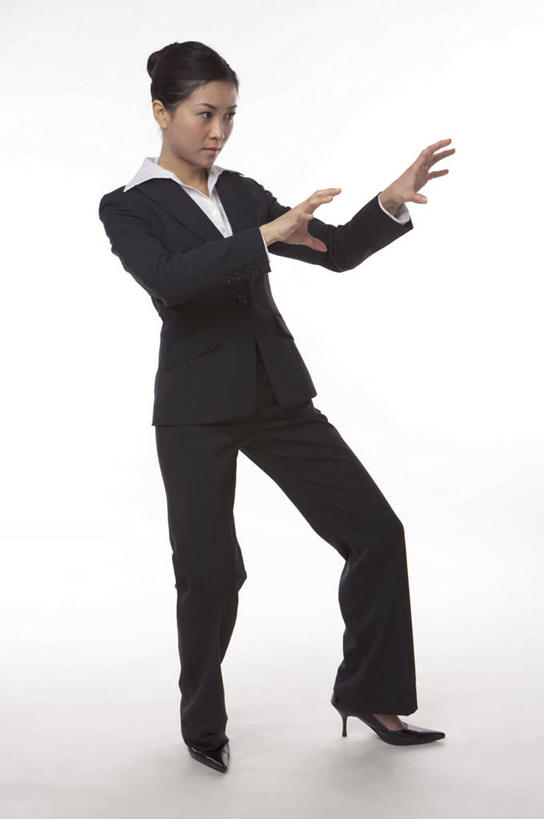 东方人,一个人,商务人士,商务女性,站,竖图,室内,白天,白色背景,侧面,锻炼,运动,武术,亚洲,仅一个年轻女性,仅一个女性,仅一个人,套装,注视,黄种人,观察,看,站着,摄影,影棚,观看,察看,关注,商务装,武打,工薪阶层,武功,体育,年轻女性,女人,女性,亚洲人,白领,上班族,站立,彩图,全身,影棚拍摄,健身,拍摄,武学