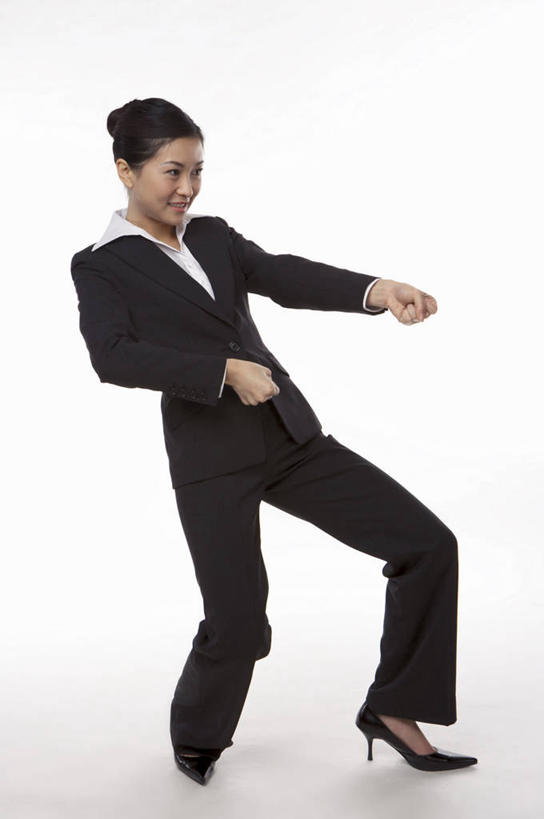 东方人,一个人,商务人士,商务女性,站,竖图,室内,白天,白色背景,侧面,锻炼,运动,武术,亚洲,仅一个年轻女性,仅一个女性,仅一个人,套装,注视,黄种人,观察,看,站着,摄影,影棚,观看,察看,关注,商务装,武打,工薪阶层,武功,体育,年轻女性,女人,女性,亚洲人,白领,上班族,站立,彩图,全身,影棚拍摄,健身,拍摄,武学