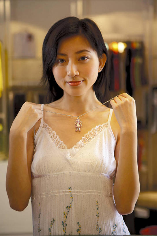 东方人,一个人,商店,站,笑,微笑,竖图,室内,白天,正面,项链,吊带,亚洲,仅一个年轻女性,仅一个女性,仅一个人,戴,服装,朦胧,模糊,注视,吊带衫,黄种人,商铺,顾客,装饰品,衣服,饰品,首饰,观察,看,站着,服饰,观看,戴着,察看,衣着,穿着,关注,首饰店,珠宝店,市肆,商号,衣饰,主顾,年轻女性,女人,女性,亚洲人,站立,半身,彩图,店铺