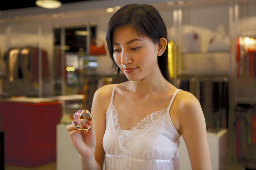 东方人,一个人,商店,站,笑,微笑,横图,室内,白天,正面,吊带,亚洲,仅一个年轻女性,仅一个女性,仅一个人,握,服装,朦胧,模糊,拿,拿着,注视,吊带衫,黄种人,商铺,顾客,装饰品,衣服,饰品,手链,首饰,观察,看,站着,握着,服饰,手镯,观看,察看,挑选,衣着,穿着,关注,首饰店,选择,镯子,珠宝店,市肆,商号,采选,遴选,筛选,挑拣,挑撰,衣饰,主顾,年轻女性,女人,女性,亚洲人,站立,半身,彩图,店铺