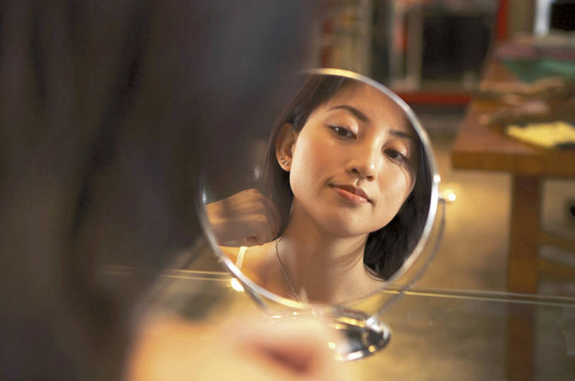 东方人,脸,头,脸颊,脖子,一个人,商店,笑,微笑,横图,室内,特写,白天,化妆,美容,镜子,项链,亚洲,仅一个年轻女性,仅一个女性,仅一个人,戴,朦胧,模糊,反射,注视,黄种人,商铺,顾客,装饰品,背面,化妆镜,饰品,首饰,观察,看,观看,镜像,戴着,察看,镜面,关注,首饰店,珠宝店,光学,市肆,商号,主顾,年轻女性,女人,女性,亚洲人,头部,脖,颈,颈部,脸部,脸蛋,面部,半身,彩图,店铺