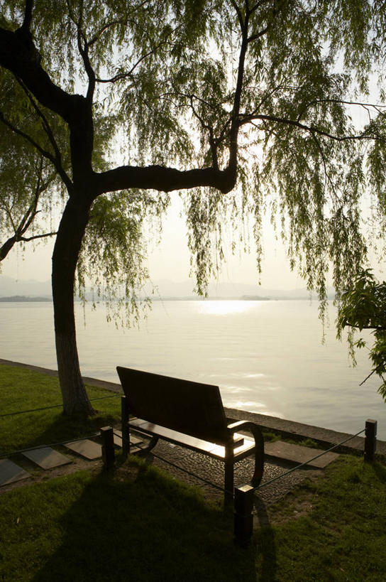 无人,竖图,室外,白天,正面,旅游,度假,湖,湖泊,美景,水,植物,柳树,椅子,西湖,中国,亚洲,阴影,波纹,光线,影子,木椅,湖面,景观,水流,水面,涟漪,娱乐,浙江,垂柳,树,树木,浙江省,绿色,倒影,水纹,阳光,自然,波浪,湖水,享受,休闲,景色,放松,生长,成长,杭州,倒映,自然风光,东亚,杭州市,中华人民共和国,华东地区,省会,水晕,浙,倒挂柳,反照,垂枝柳,彩图